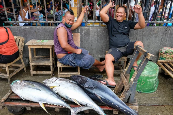 Dumaguete Philippinen Juni 2022 Männer Die Thunfisch Auf Dem Markt — Stockfoto