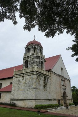 Siquijor, Filipinler - Haziran 2022: The San Isidro Labrador Parish Kilisesi, 22 Haziran 2022 tarihinde Siquijor, Filipinler 'de bulunan bir Roma Katolik kilisesidir..