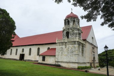 Siquijor, Filipinler - Haziran 2022: The San Isidro Labrador Parish Kilisesi, 22 Haziran 2022 tarihinde Siquijor, Filipinler 'de bulunan bir Roma Katolik kilisesidir..