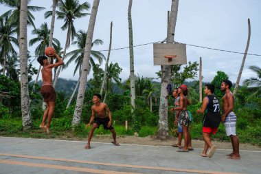 Port Barton, Filipinler - Mayıs 2022: Palawan Adası, Filipinler 'de 16 Mayıs 2022' de Port Barton 'da yolun ortasında basketbol oynayan insanlar.