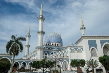 Kuantan, Malezya - Eylül 2022: 24 Eylül 2022 tarihinde Kuantan, Malezya 'da bulunan ve resmi adıyla Mescid Sultan Ahmad Şah 1 olarak bilinen Pahang Devlet Camii' nin manzaraları.