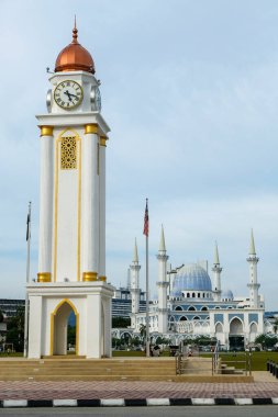 Kuantan, Malezya - Eylül 2022: Kuantan Saat Kulesi ve Pahang Devlet Camii, resmi adıyla Mescid Sultan Ahmed Şah 1, 24 Eylül 2022, Kuantan, Malezya.