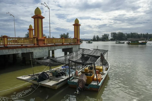 マレーシアのマラン 2022年10月 マレーシアのマランで2022年10月1日にマラン川で漁船 — ストック写真