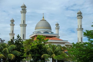 Marang, Malezya - Ekim 2022: 1 Ekim 2022 'de Malezya' nın Marang kentinde Terengganu Kraliçesi onuruna yapılan Mescidi Sultanah Nur Zahirah Camii.