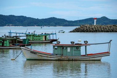 Marang, Malezya - Ekim 2022: Marang Nehri üzerinde balıkçı tekneleri 1 Ekim 2022 Marang, Malezya.