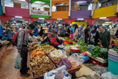 Kota Bharu, Malezya - Ekim 2022: İnsanlar 7 Ekim 2022 'de Kelantan, Malezya' da Siti Hatice Pazarı 'ndan meyve ve sebze satın alıyorlar