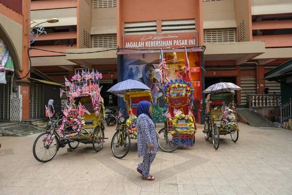 マレーシアのコタバル 10月2022 マレーシアのケランタンで10月の7 2022でSiti Khadijah市場の前に駐車した三輪車 — ストック写真