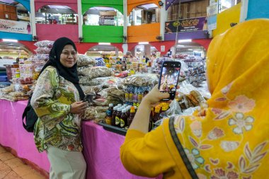 Kota Bharu, Malezya - Ekim 2022: Malezya 'nın Kelantan kentinde 9 Ekim 2022 tarihinde Siti Hatice Pazarı' nda gıda tezgahları hazırlandı