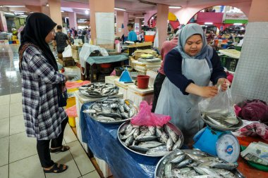 Kota Bharu, Malezya - Ekim 2022: Malezya 'nın Kelantan kentindeki Siti Hatice pazarında balıkçı