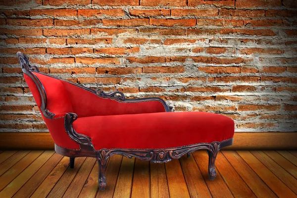 Sofa merah di ruang duduk dengan dinding bata — Stok Foto