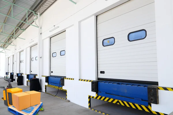 Warehouse bay door with forklift car — Stock Photo, Image