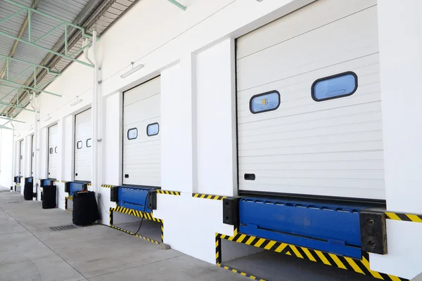 Warehouse bay door with forklift car — Stock Photo, Image