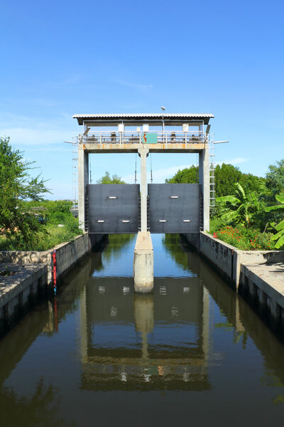 Sluice gates to control the water level