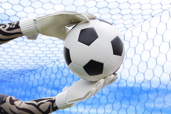 Mãos de goleiro pegando a bola de futebol — Fotografia de Stock