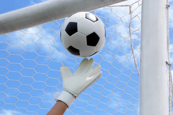 Τα χέρια του τερματοφύλακα για τον αγώνα αποτυγχάνουν να πιάνει την μπάλα ποδοσφαίρου — Φωτογραφία Αρχείου