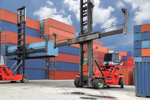 Konteyner bahçesinde çalışan forklift — Stok fotoğraf