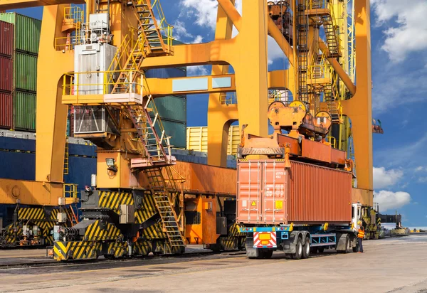 Quay crane lastning container från containerfartyget till behållaren tr — Stockfoto