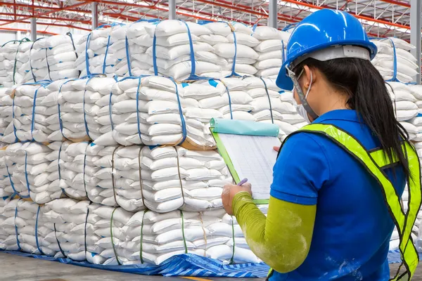 Sacos apilados de comida en el almacén a la espera de transporte — Foto de Stock