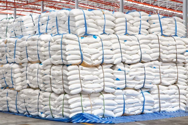 Sacchi di farina impilati in magazzino in attesa di trasporto — Foto Stock