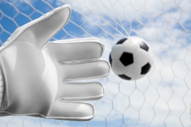 kaleci'nın elleri ile net ve bl futbol topu yakalıyor başarısız