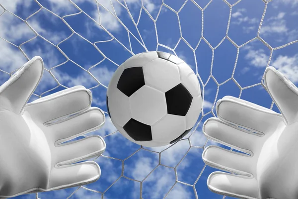 Balón de fútbol en la red de gol con cielo azul — Foto de Stock