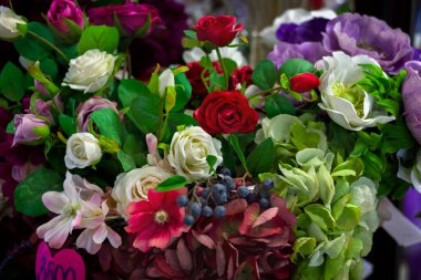 Çok renkli suni çiçeklerden oluşan bir buket kapanıyor.