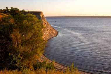 Volga 'da şafak vakti. Nehir kenarındaki güzel uçurumlar Güneşin doğuşunun sabah ışınları altın saatinde