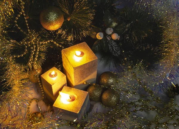 Décor Noël Décoré Branches Pin Des Bougies Cire Brûlantes Sur — Photo