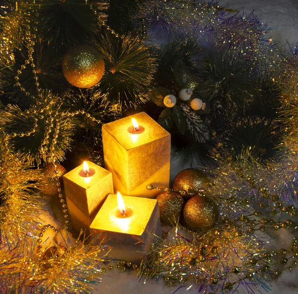 크리스마스 소나무 가지를 장식하고 황금색 크리스마스 장식으로 촛불을 밝히며 장식을 — 스톡 사진