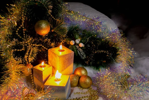 크리스마스 소나무 가지를 장식하고 황금색 크리스마스 장식으로 촛불을 밝히며 장식을 — 스톡 사진