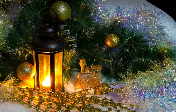 Рождественский Декор Старинный Фонарь Свечой Светит Рядом Украшенными Сосновыми Ветвями — стоковое фото