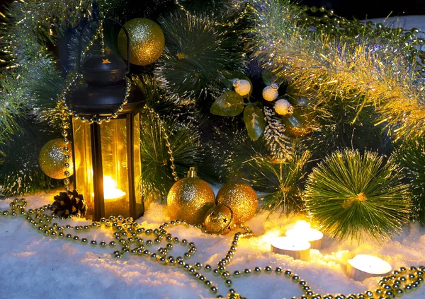 크리스마스 디오르 빈티지 크리스마스 장난감 장식된 소나무 빛나고 — 스톡 사진
