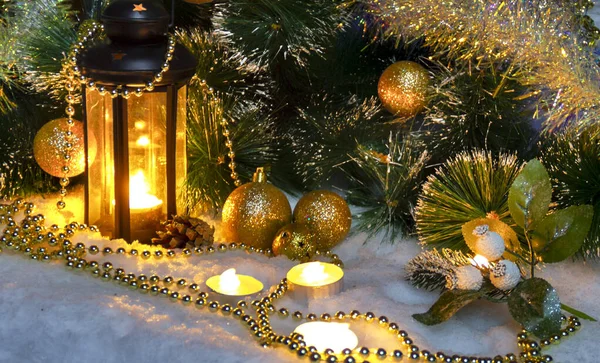 크리스마스 디오르 빈티지 크리스마스 장난감 장식된 소나무 빛나고 — 스톡 사진