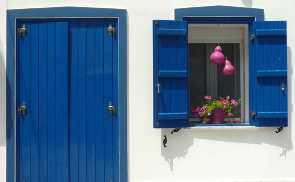 Portes et fenêtres grecques bleues Images De Stock Libres De Droits