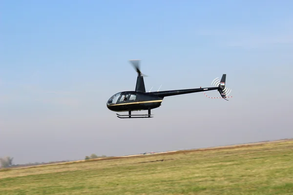 alçaktan uçan helikopter