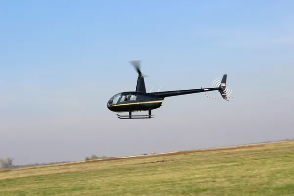 Hélicoptère volant à basse altitude Photos De Stock Libres De Droits