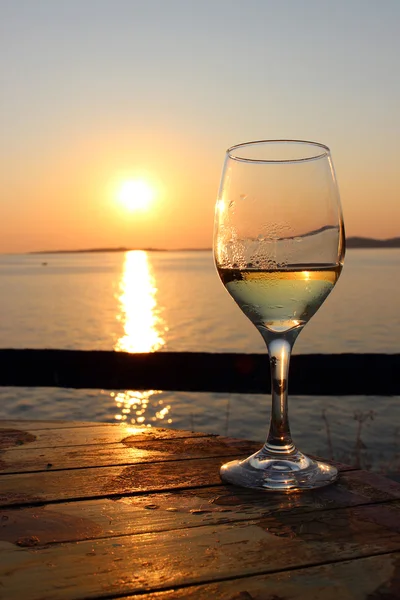gün batımında şarap glasss