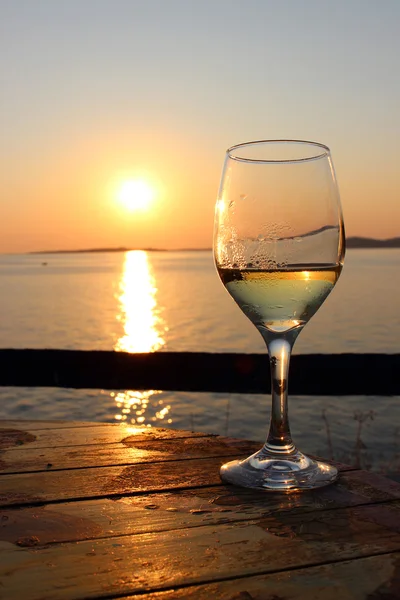 Verres de vin au coucher du soleil Photo De Stock