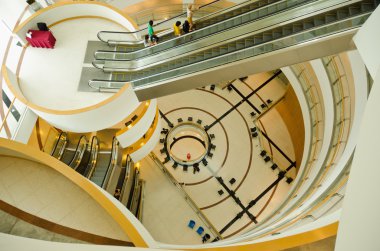 Modern binada yürüyen merdiven