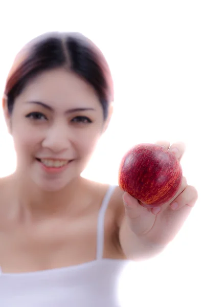 Красивая женщина и яблоко — стоковое фото