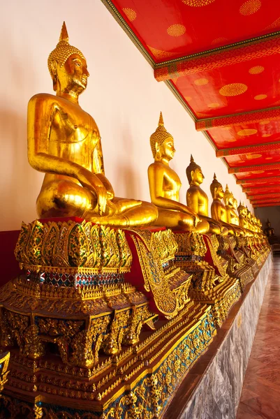 Рядок сидячого Будди — стокове фото