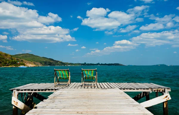 Trästol på stranden — Stockfoto