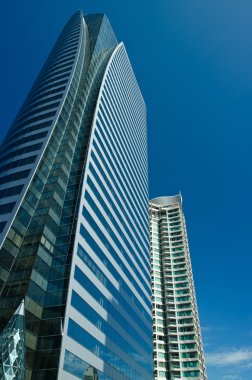 mavi gökyüzünün altında modern binalar