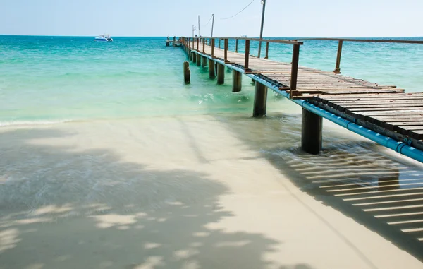 Molhe de madeira em koh samet em tailândia — Fotografia de Stock