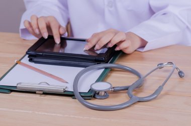 Tablet pc kullanan doktor
