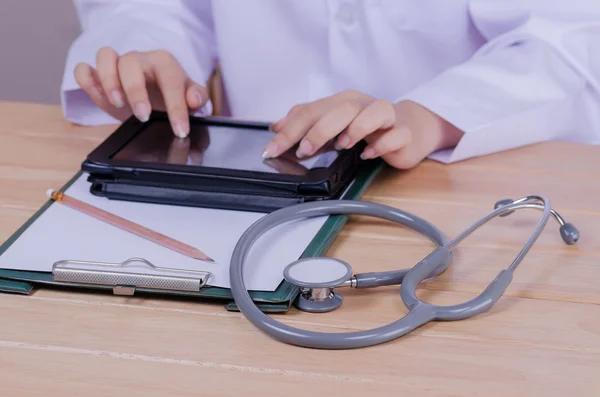 Doctor using tablet pc — Stock Photo, Image