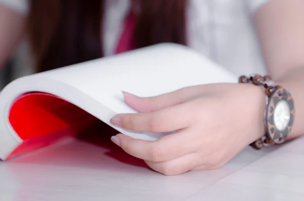 Fechar mão livro aberto para leitura — Fotografia de Stock