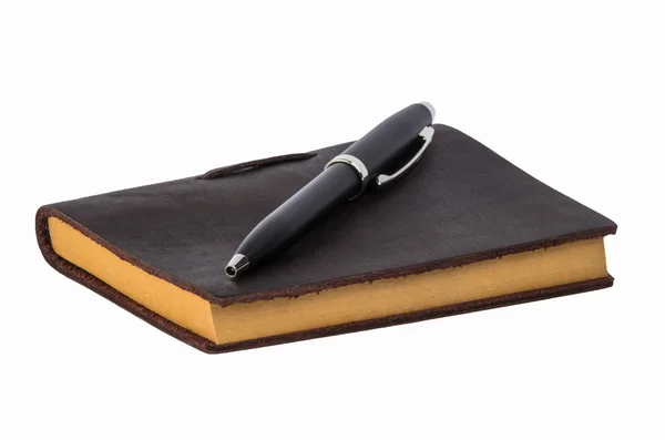 Livro velho e caneta isolada — Fotografia de Stock
