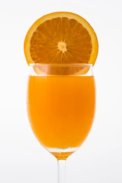 Стекло с апельсиновым соком — стоковое фото