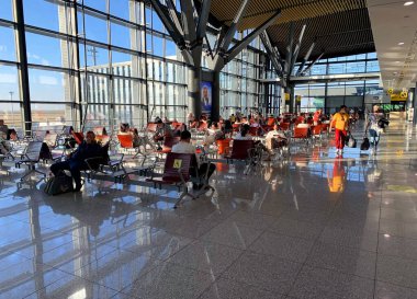Nur-Sultan - KAZAKHSTAN - 5 Eylül 2021: Astana Nursultan Nazarbayev Uluslararası Havalimanı, TSE in Nur Sultan. Havaalanının kalkış salonu insanlarla dolu.